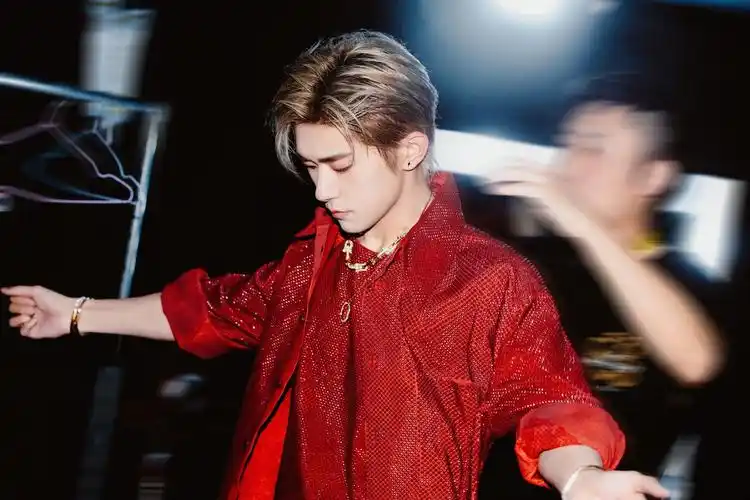 落日黄昏 的想法: 易烊千玺 | 易烊千玺,中国内地男演员,… - 知乎