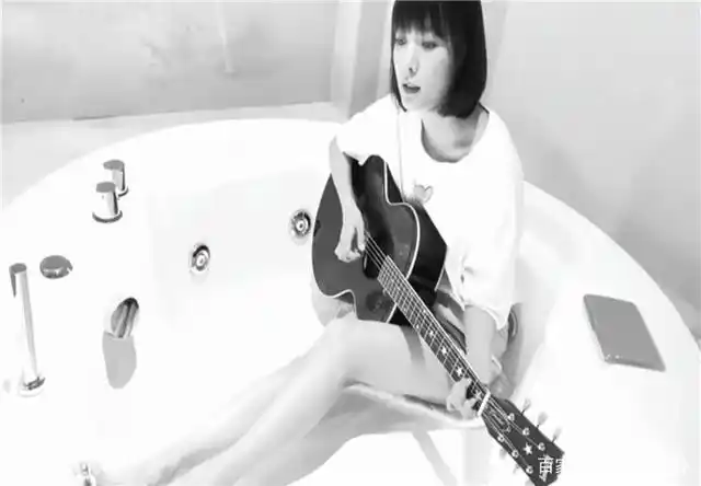 王珞丹在浴缸里秀才艺,演唱歌曲,粉丝纷纷留言你就是我的小星星