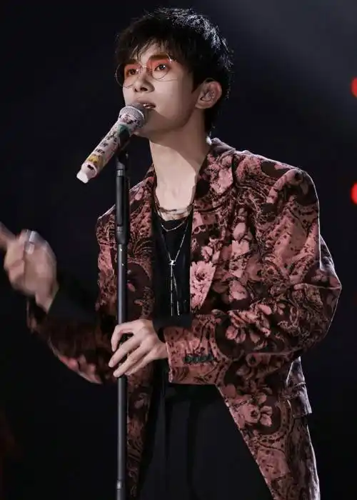 易烊千玺的亮相成为天猫惊喜十一之夜的亮点,让这个夜晚更加令人难忘.