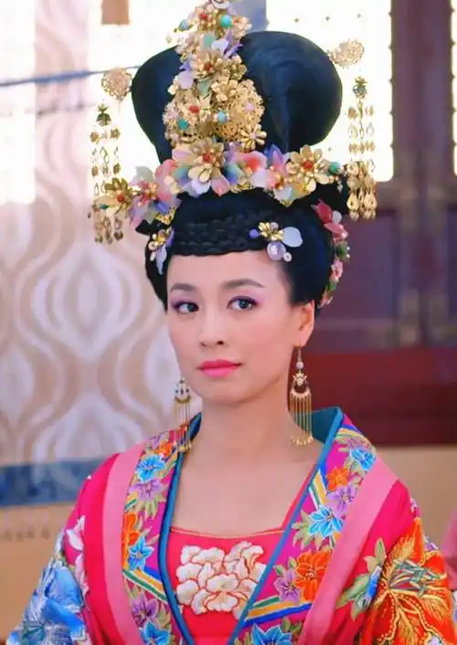 来到大陆后出演了很多的宫斗剧,比如《武媚娘传奇》,《唐宫美人天下》