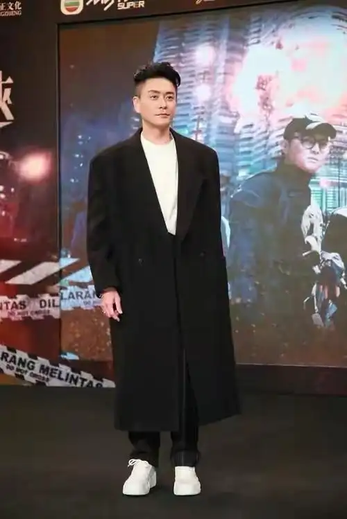 原创黄宗泽年过40变邋遢白发丛生还乱蓬蓬180身高穿出160效果