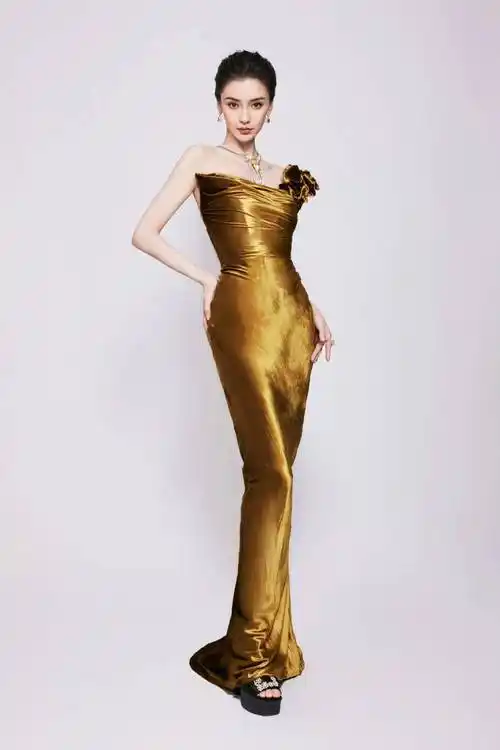 angelababy红毯博眼球,羽毛礼服大秀身材,离婚后更放飞自我?