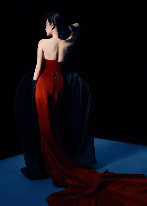 刘亦菲时尚芭莎4月刊封面