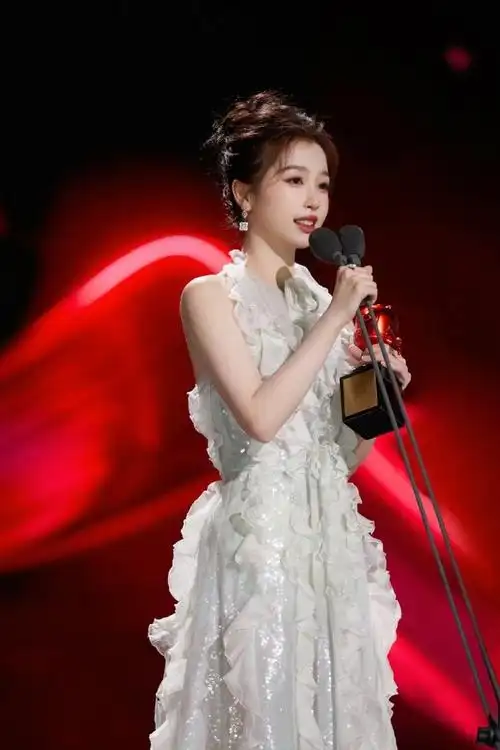 演员@宋轶songyi@虞书欣esther佩戴 enchanted lotus 莲花系列等美钻