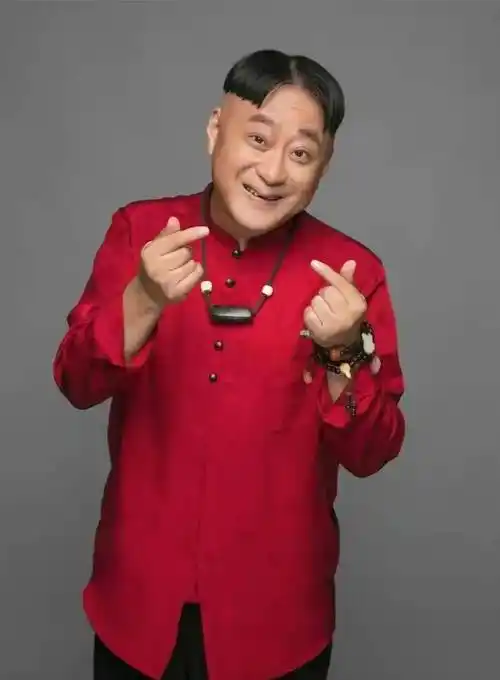 《疯狂的石头》谢小萌新戏杀青回成都力挺好友新品牌"宝器果园"_彭波