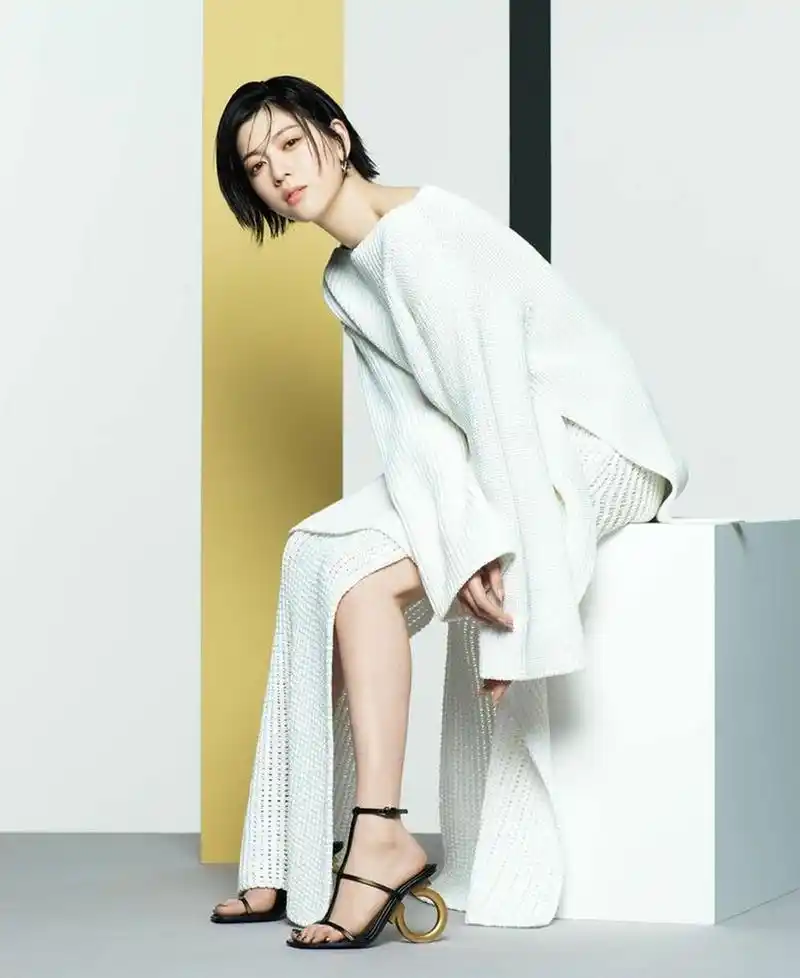 曾经是周杰伦mv中女主三吉彩花,将"ferragamo"穿出脱胎换骨之美!