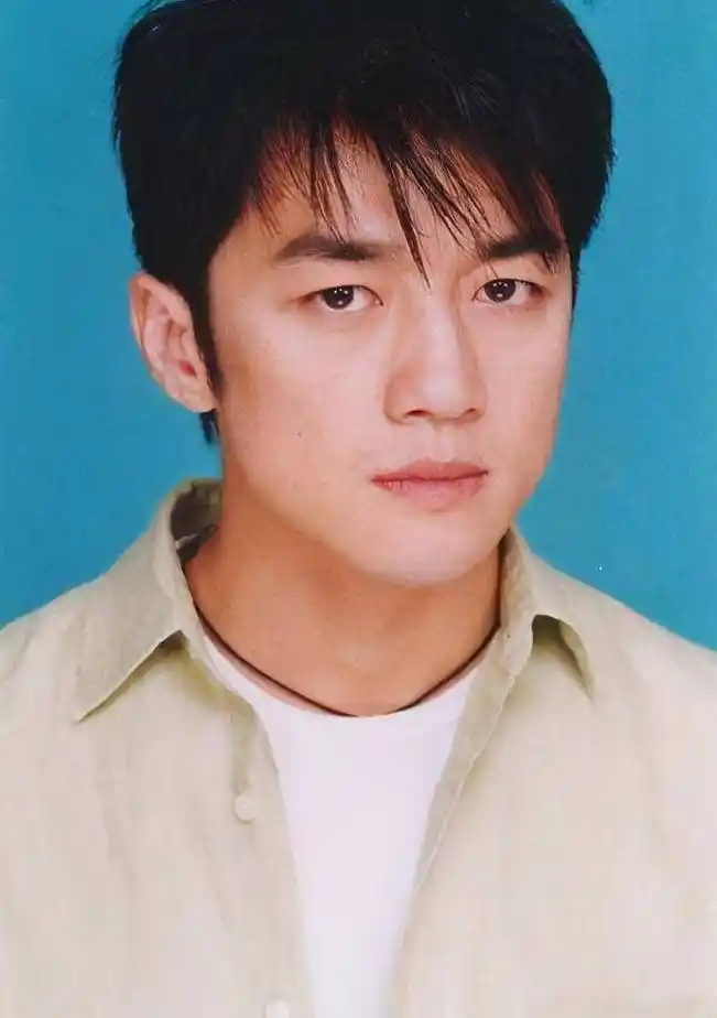 年轻时候的李亚鹏也是属于有点痞帅类型的,看到旧照之后,很多人似乎也