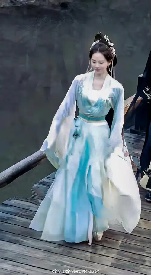 一身蓝衣新造型真的满满的清冷感,太好看了吧,果然还得是刘诗诗的古装