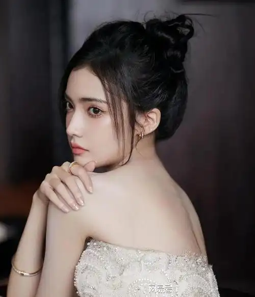 新疆00后新生代美女演员加奈她穿古装好看还是现代装好看