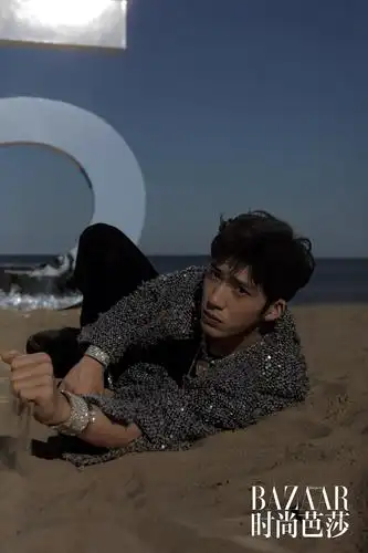 井柏然时尚芭莎八月