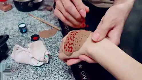 恶作剧:突然看见女友手上冒出许多密集小孔,下一幕男友举动真搞笑