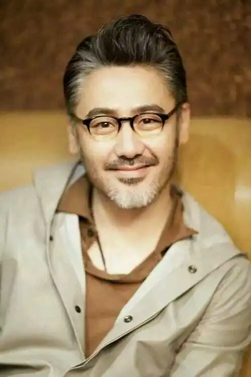 男星戴上眼镜气质大不同 最后一个简直不要太妖娆