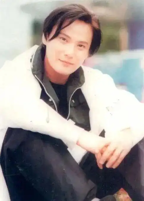 张信哲昔日情歌王子今天54岁单身丨百家故事