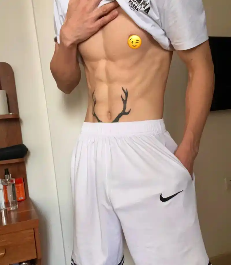 撩起衣服就是腹肌 #腹肌 #身材 #鹿角男孩 #肌肉男养成 - 抖音