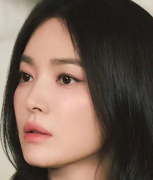宋慧乔晒最新物料照,中分卷发好温柔,怼脸拍好美!
