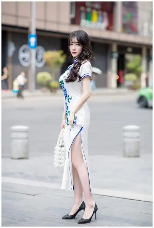 优雅美女穿旗袍端庄雅致就是鞋子有些不太配