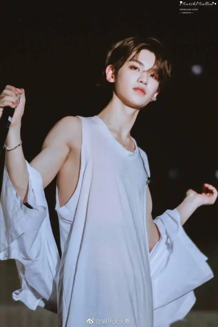 黄明昊肚皮舞 justin新技能大家了解一下,哈哈哈,肚皮舞厉害了!