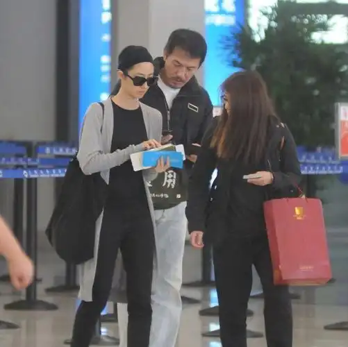 桂纶镁与男友戴立忍现身机场 黑超遮面气场大
