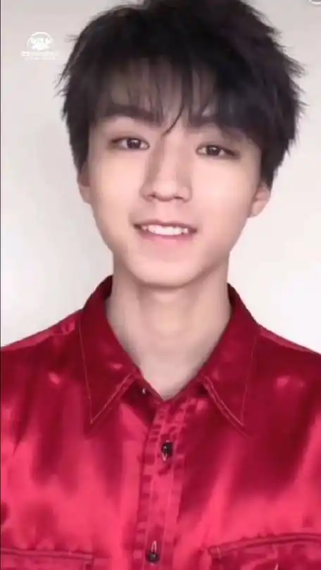 王俊凯超话#王俊凯2024凯启甲辰#  镜中素颜淡雅,红装时映.