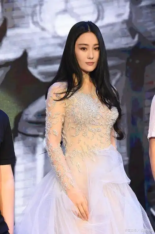 作为一位以美貌出道的明星,张馨予肤白貌美,长腿迷人.