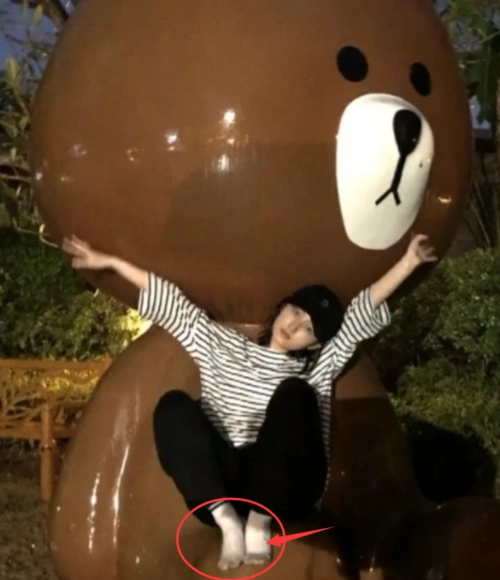 张子枫脱了鞋摆拍,谁注意她脚放在了哪儿,真以为天黑看不到?
