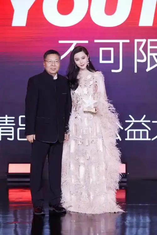 范冰冰终于成功复出一袭粉裙美如白月光38岁依旧惊艳