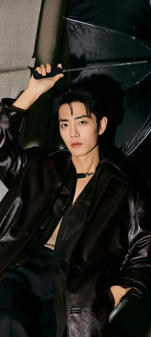 肖战晒米兰明信片##肖战看秀look##gucci大秀