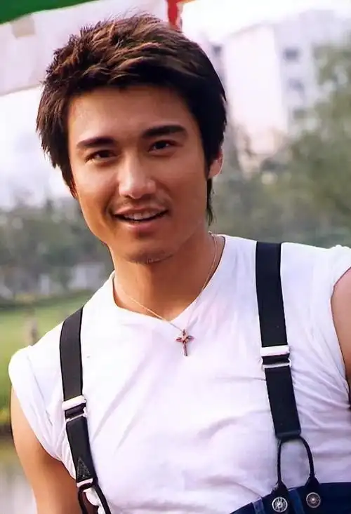 他是"中国首席男模",如今53岁走秀却像35岁,被夸"不老男神"