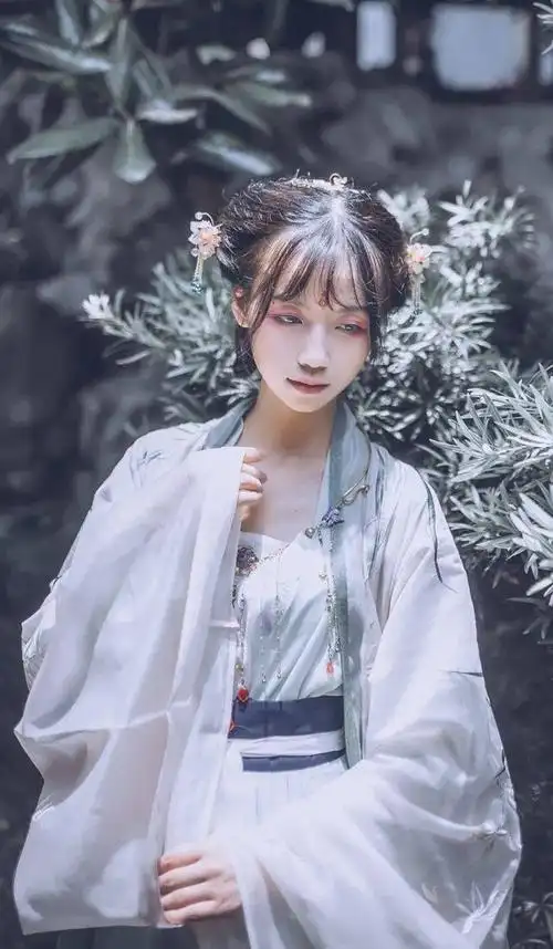 多的标签之后……她是人美歌甜的古风女神她是"古风圈"有名的创作才女