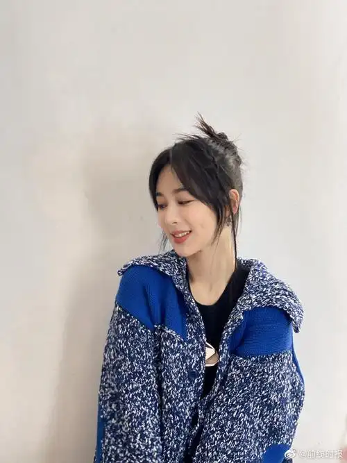 杨紫嘟嘴比耶随拍 好可爱!_高清图集_新浪网