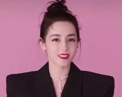 迪丽热巴鸡毛丸子头##迪丽热巴直角肩西装