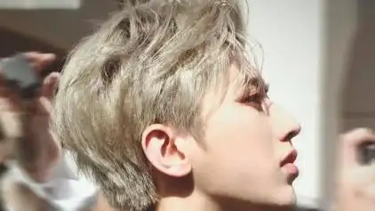 完美比例新人蔡徐坤!仰头上演"喉结杀",谁看了都hold不住啊!