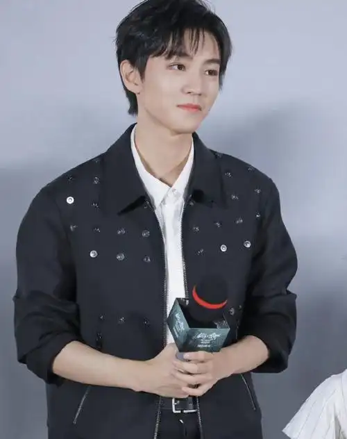 马思纯晒"照骗",不知道的以为她真瘦了,与王俊凯拍吻戏引热议|周冬雨