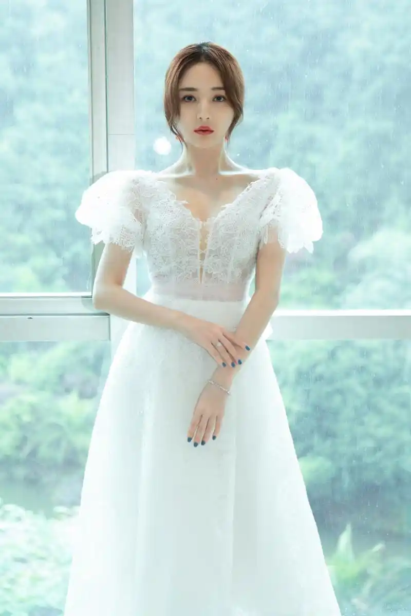 靳梦佳写真美图:美丽大方,魅力十足