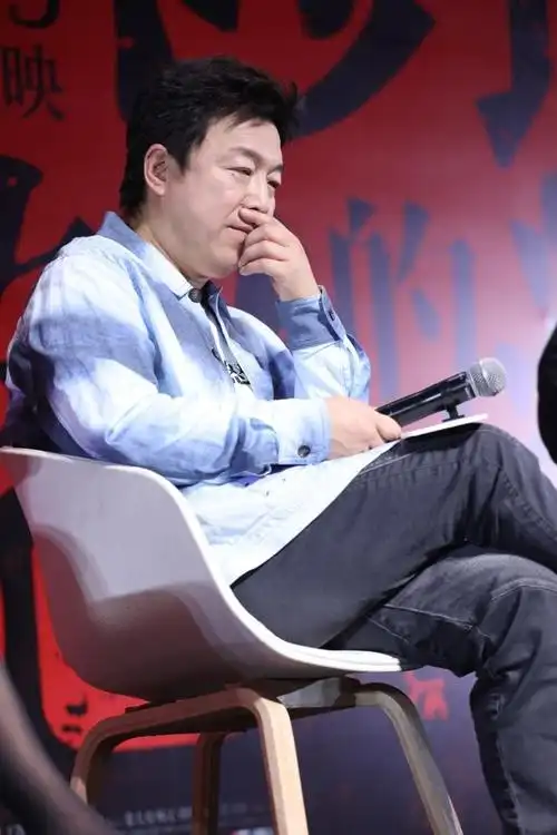 黄渤是一位中国著名的演员和歌手,他因其出色的演技和独特的音乐风格