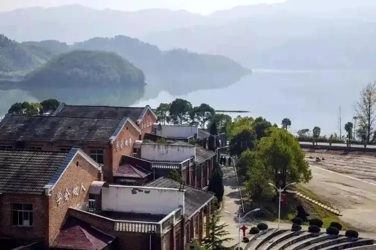 九江庐山西海艺术学校简介九江庐山西海艺术学校介绍