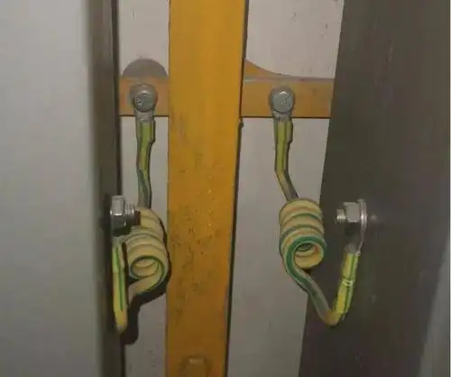 桥架接地接地干线2)楼层电箱安装牢固,规范:一线一孔,相色正确,接地