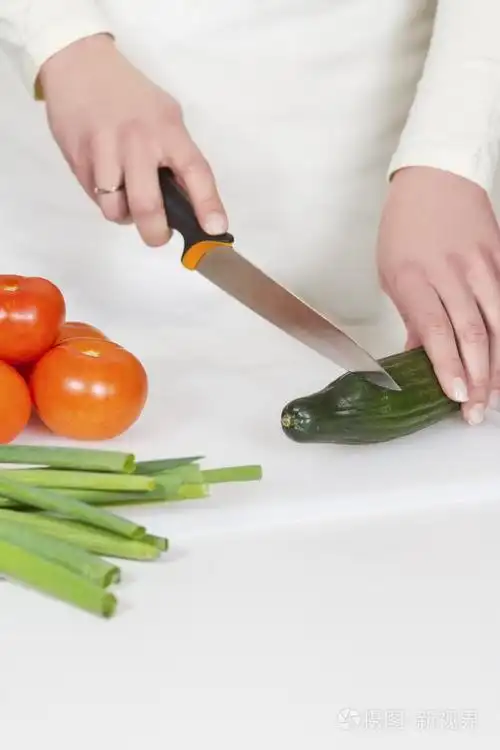 切蔬菜的女人