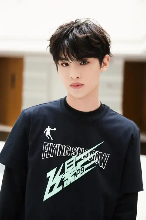 黄明昊今日活动造型图一身运动装休闲帅气的昊昊少年感十足