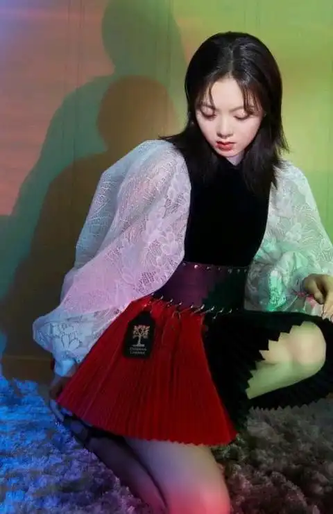 17岁赵今麦穿拼接百褶裙 高跟鞋,气质成熟了几分,而腿太抢镜了