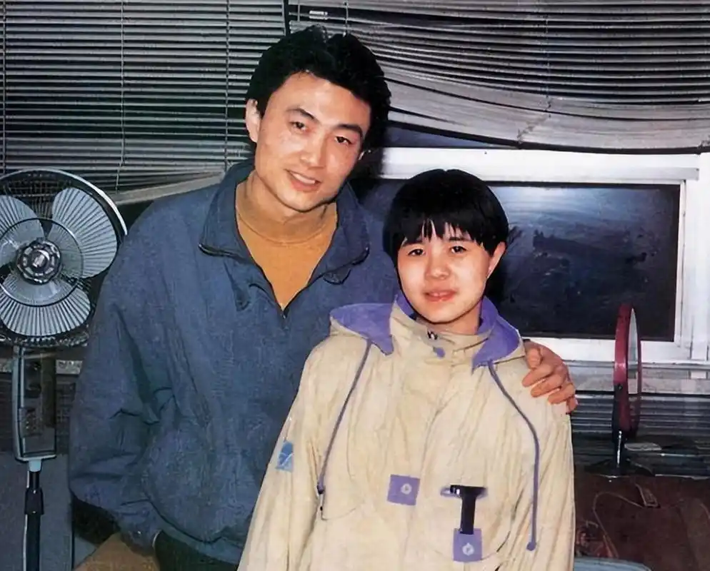 和谁结婚?"刘纯燕突然从王宁背后探出小脑袋说:"是我.