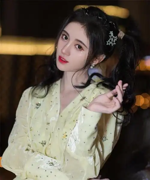 鞠婧祎不愧是四千年美女一袭黄裙甜美减龄美到骨子里