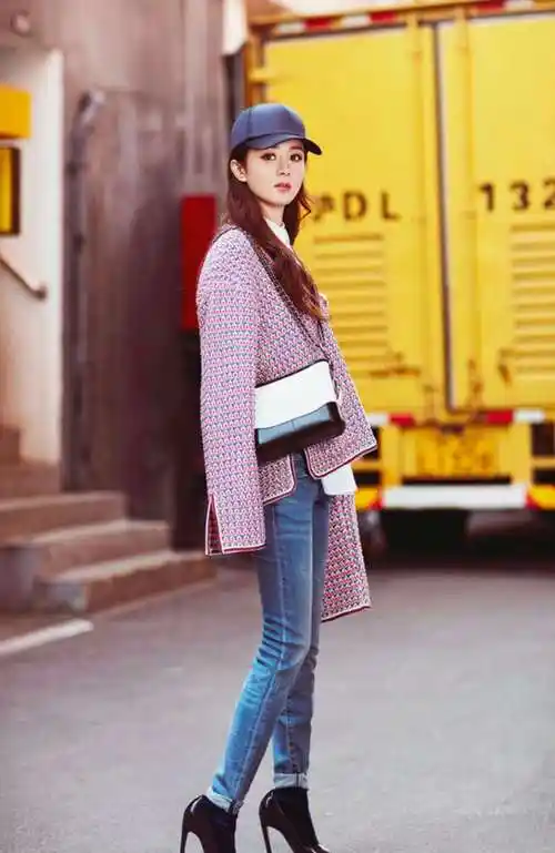 原创穿搭我只服赵丽颖,印花衬衫配牛仔裤很减龄,网友:气质不凡