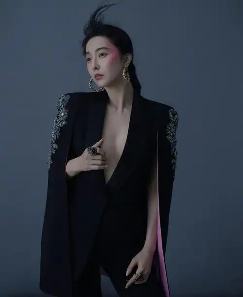 范冰冰终于复出了一袭白裙清新好优雅素颜也显状态好