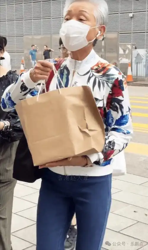 76岁香港天后级歌后满头白发健步如飞,曾患乳癌用6年击退病魔又陪孙抗