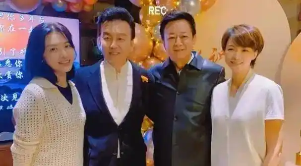 笑趴下!看了周涛董卿的素颜照,才知道美人不在"皮"也不在"骨"