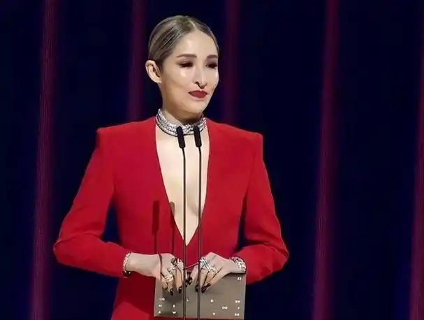 姐姐萧亚轩的快乐,向来就是我们羡慕不已的,而她现在直播时的状态,却