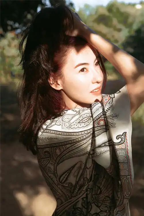 张柏芝印花长裙笑容明媚