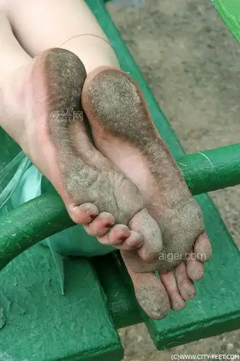 茱莉亚脏脚(julia dirty feet)