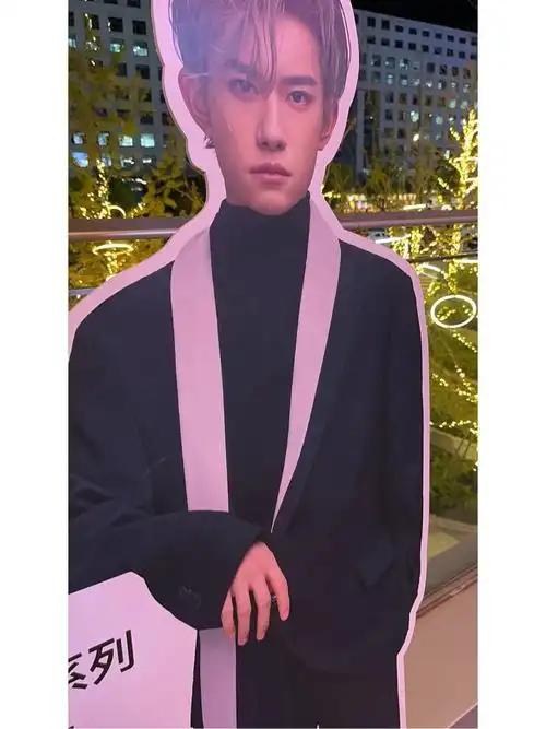 易烊千玺华为立牌